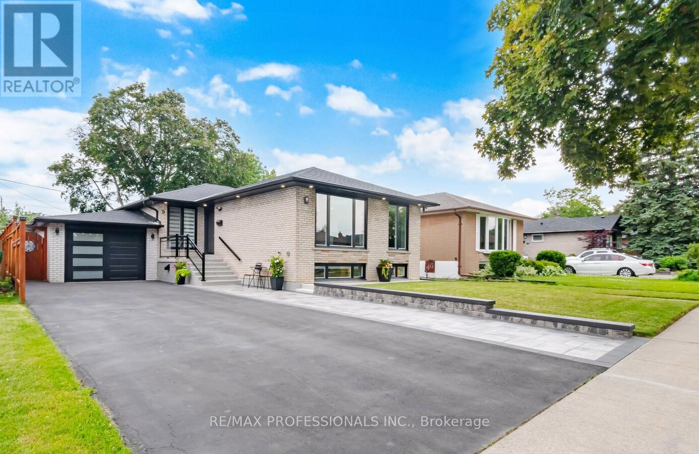 9 TYNEVALE DRIVE, Toronto, Ontario