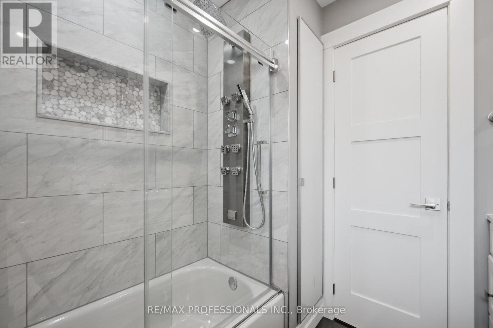 9 Tynevale Drive, Toronto, Ontario  M9R 2B3 - Photo 19 - W13509864