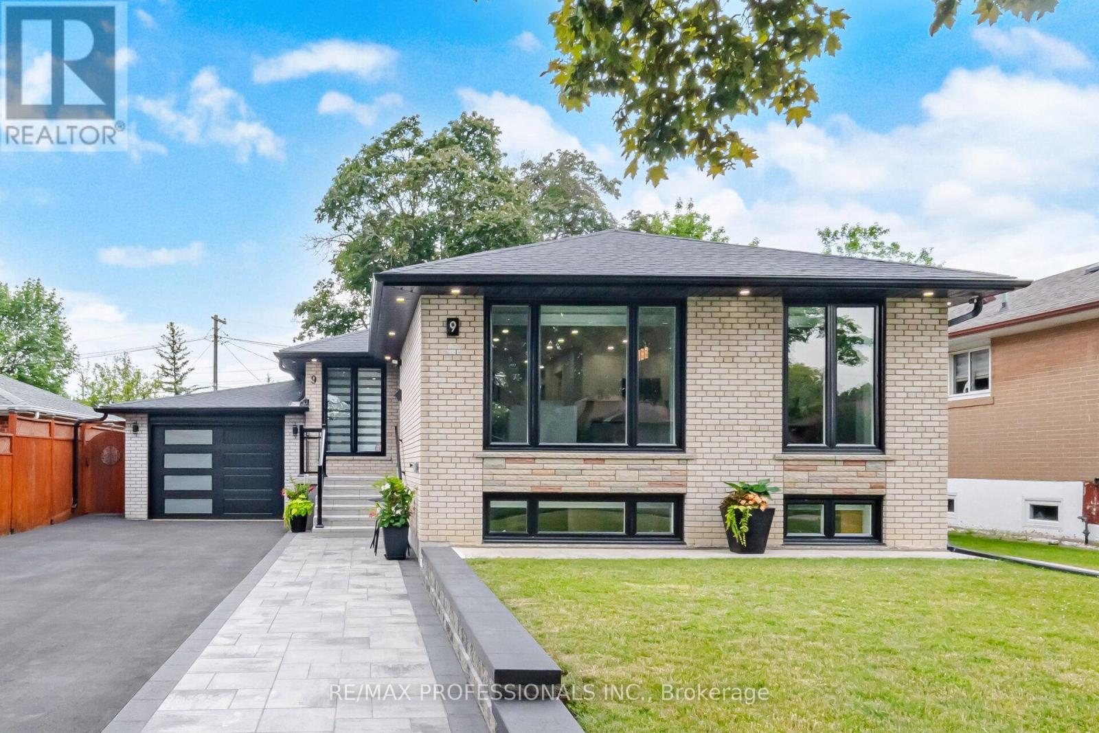 9 Tynevale Drive, Toronto, Ontario  M9R 2B3 - Photo 2 - W13509864