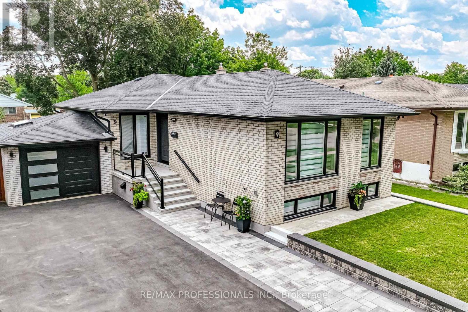 9 Tynevale Drive, Toronto, Ontario  M9R 2B3 - Photo 3 - W13509864