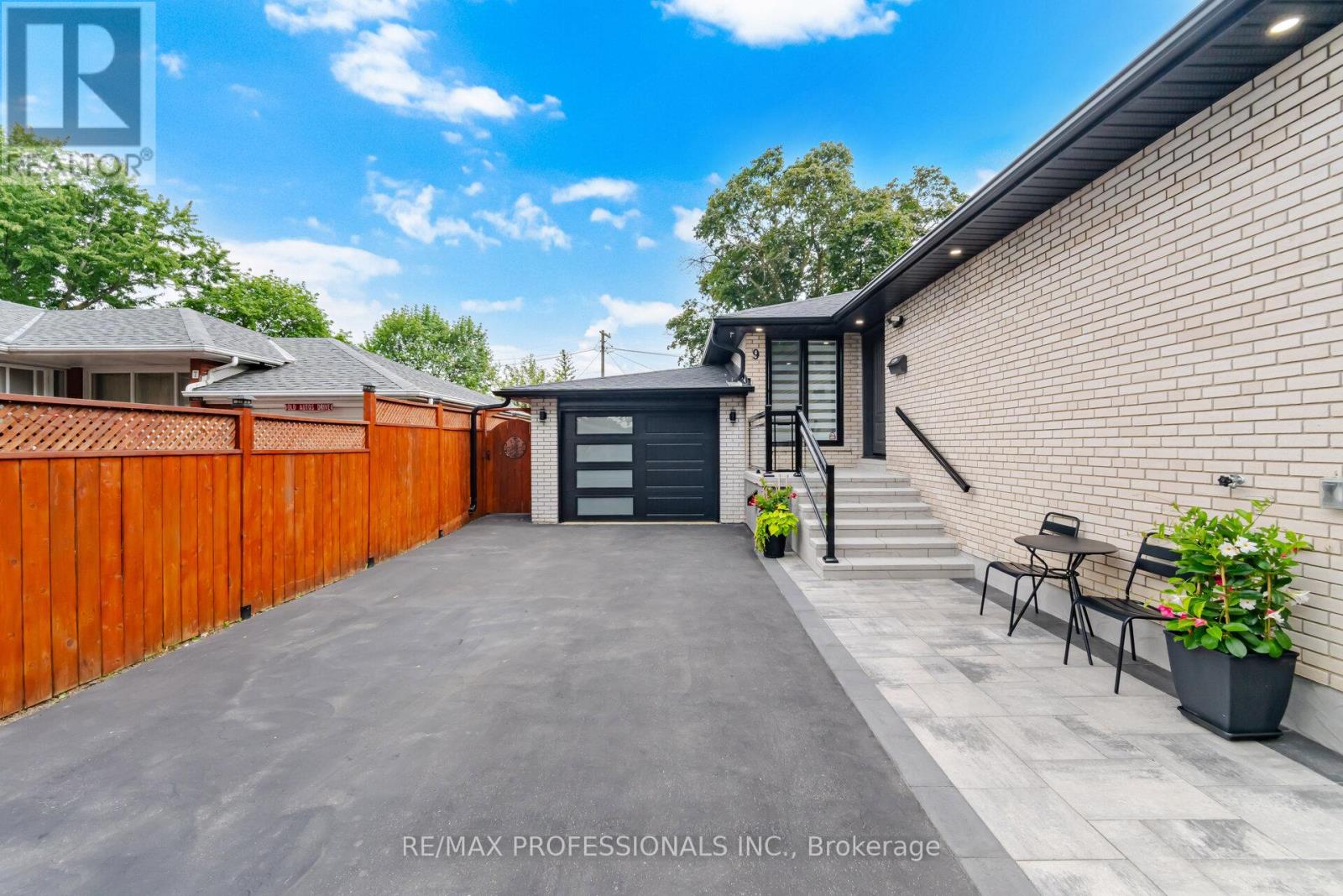 9 Tynevale Drive, Toronto, Ontario  M9R 2B3 - Photo 4 - W13509864