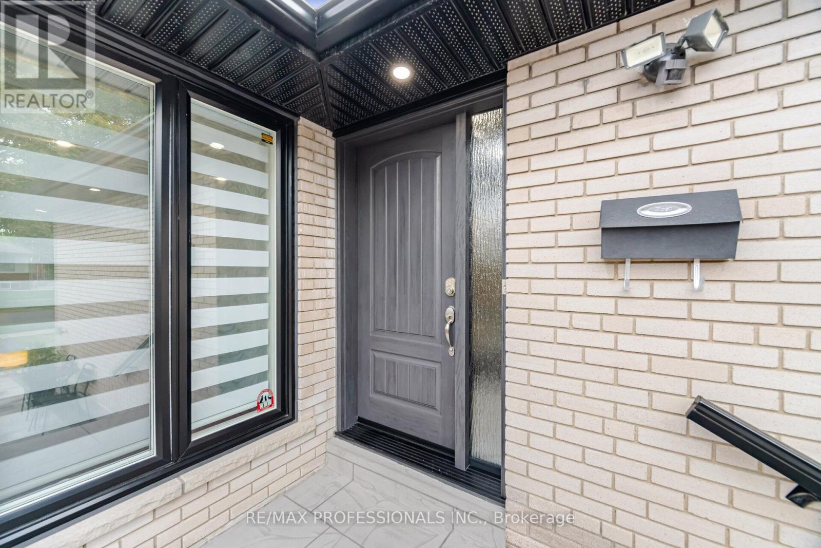 9 Tynevale Drive, Toronto, Ontario  M9R 2B3 - Photo 5 - W13509864