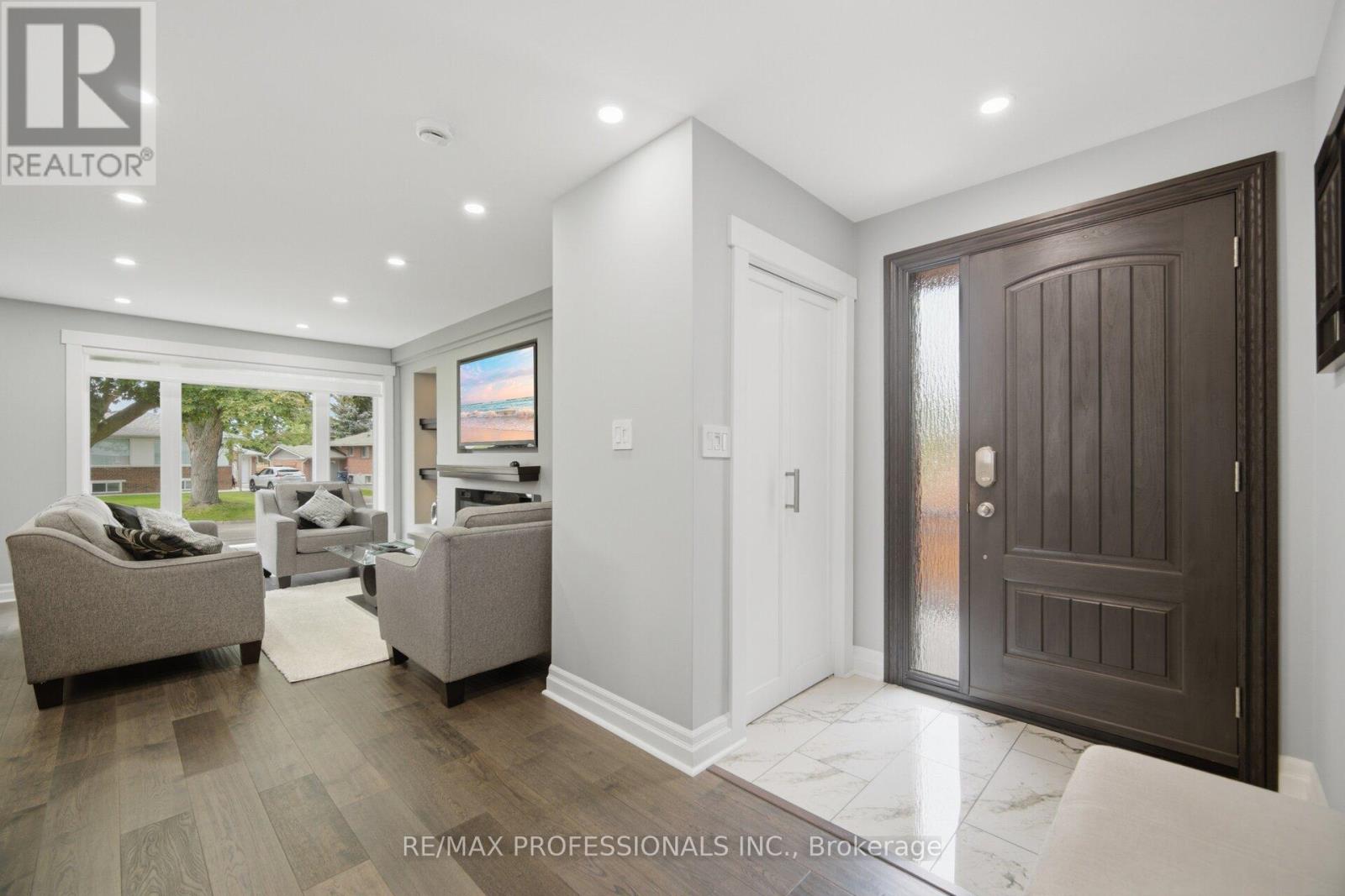 9 Tynevale Drive, Toronto, Ontario  M9R 2B3 - Photo 6 - W13509864