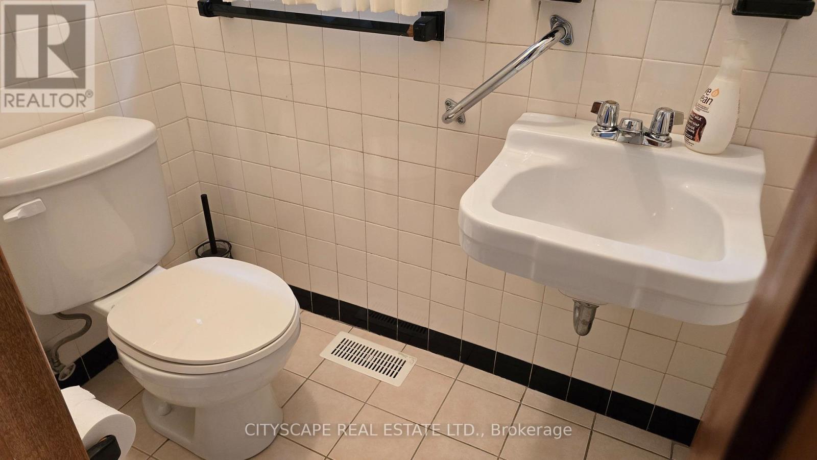 Upper Floor - 49 Algoma Street, Toronto, Ontario  M8Y 1C4 - Photo 12 - W13509910