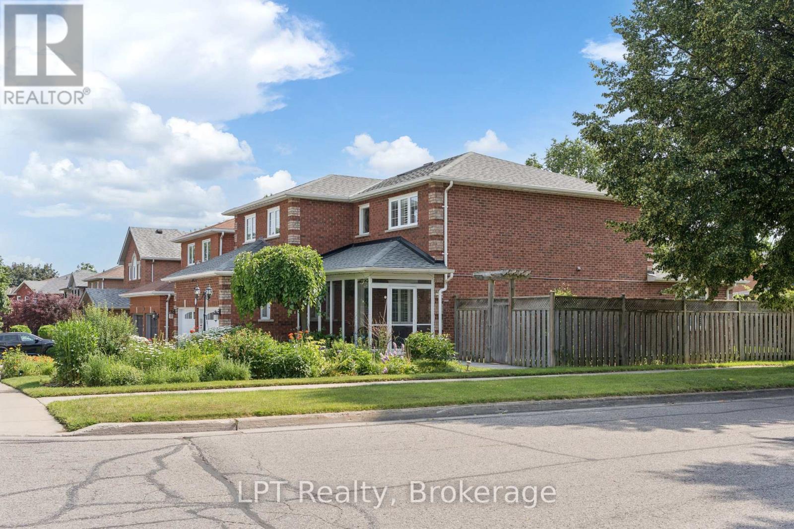 1 Mayfield Crescent, Whitby, Ontario  L1N 8P3 - Photo 2 - E13511170