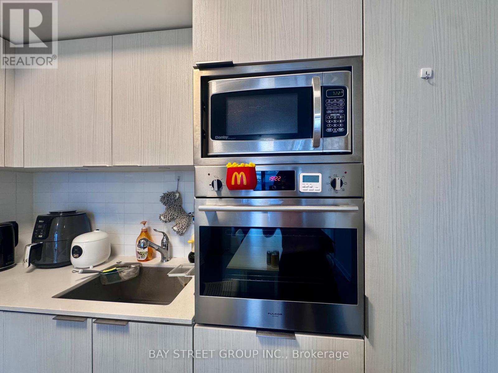 2103 - 11 Wellesley Street W, Toronto, Ontario M4Y 0G4 - Photo 7 - C13510002