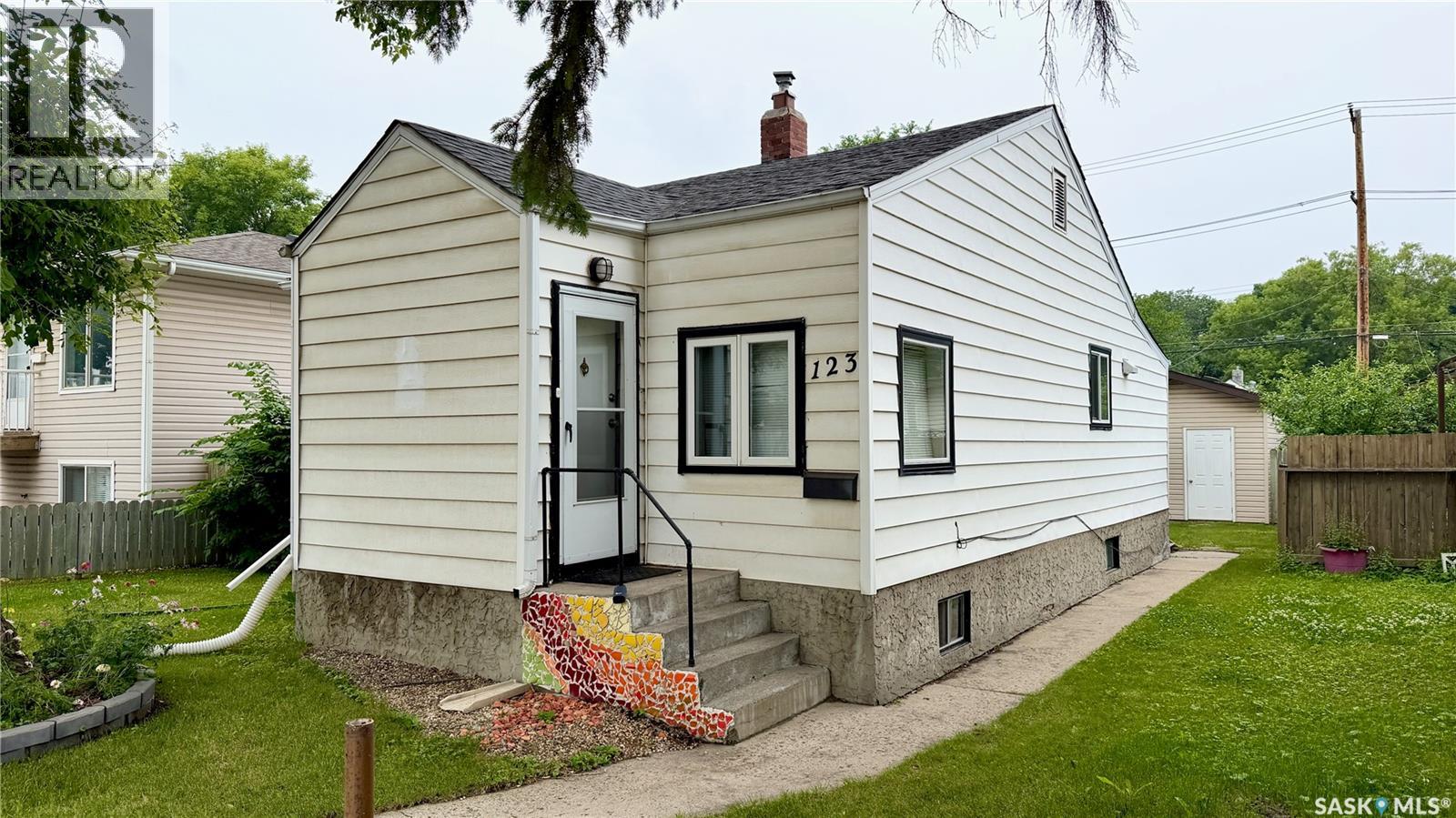 123 Ruth Street E, Saskatoon, Saskatchewan  S7K 0J7 - Photo 1 - SK041225