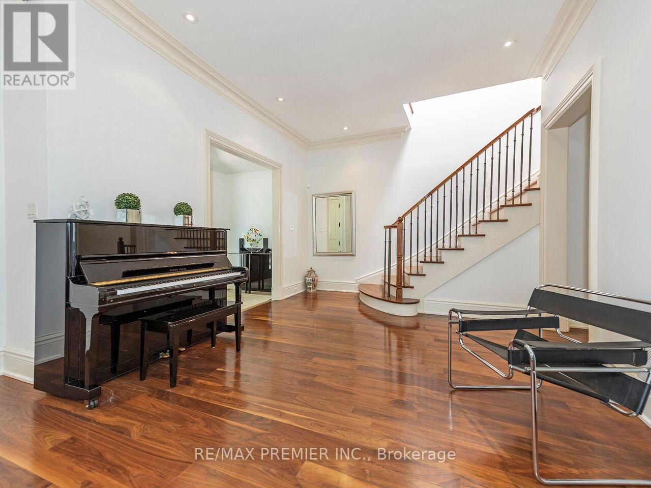 35 Yorkdale Crescent, Toronto, Ontario  M9M 1C2 - Photo 9 - W13511496