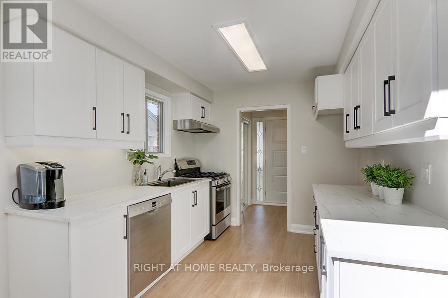 2126 Varency Drive, Mississauga, Ontario L5K 1C3 - Photo 3 - W13511558