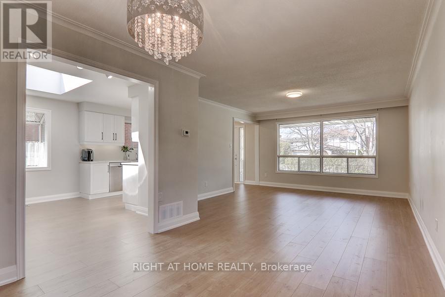2126 Varency Drive, Mississauga, Ontario L5K 1C3 - Photo 4 - W13511558