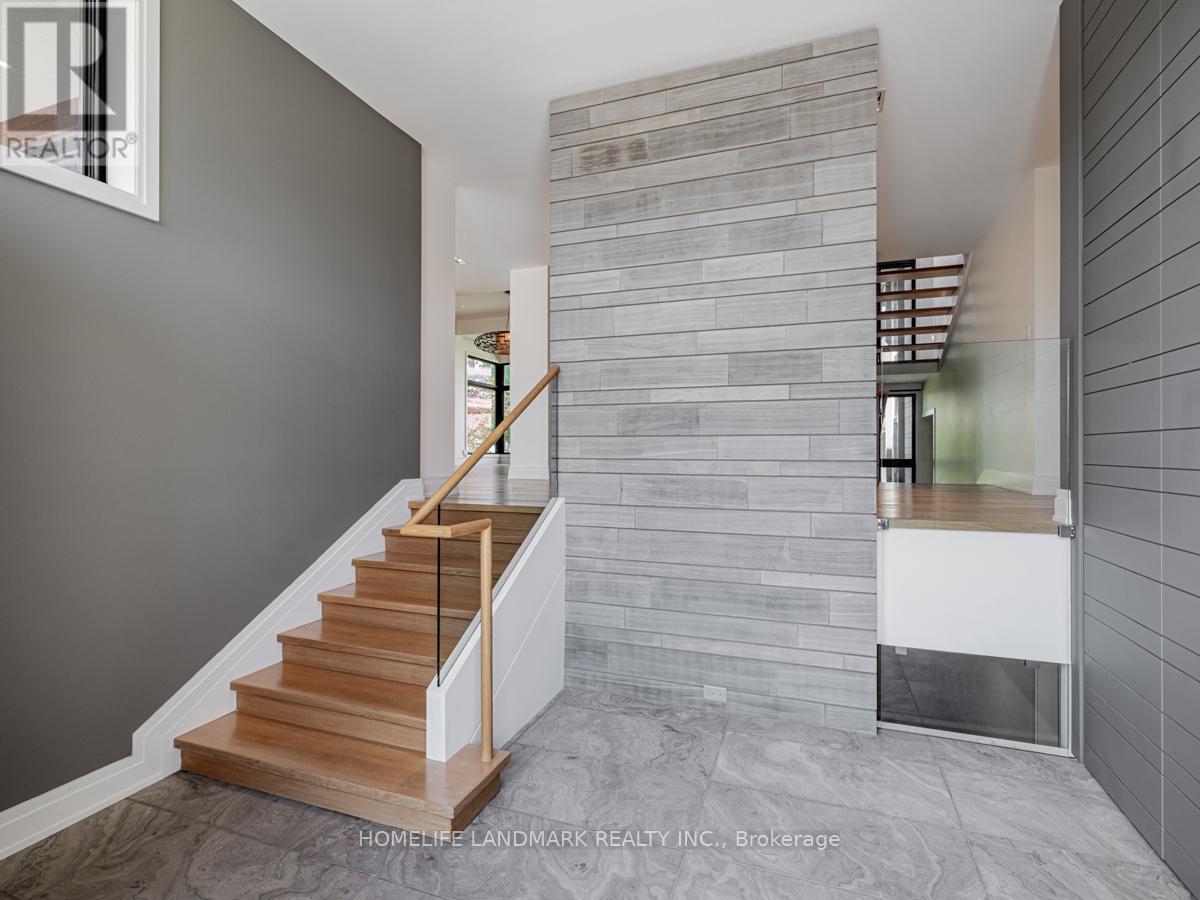 4 Royal Oak Drive, Toronto, Ontario  M3C 2M2 - Photo 2 - C13512062