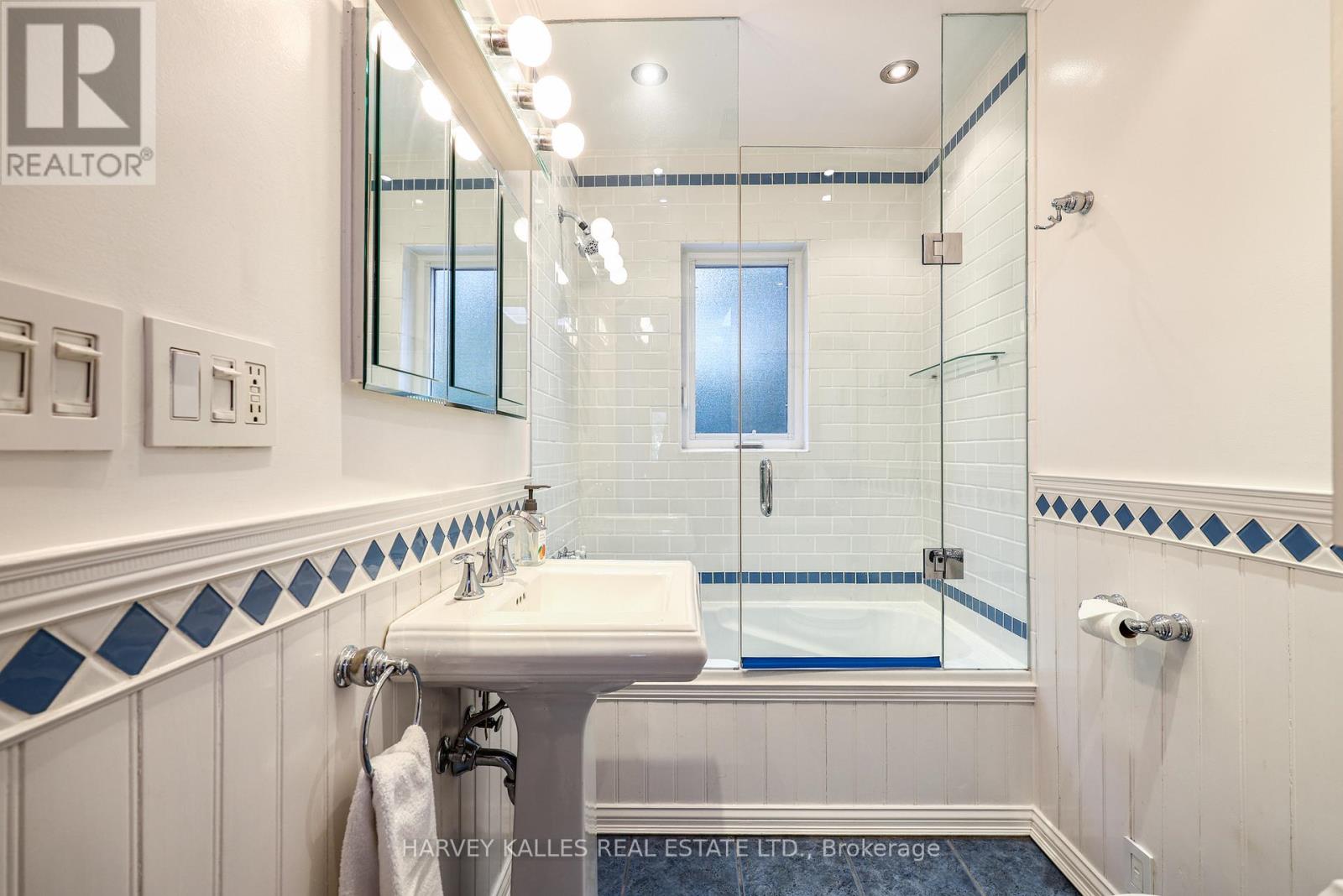 638 Milverton Boulevard, Toronto, Ontario  M4C 1X7 - Photo 11 - E13511814