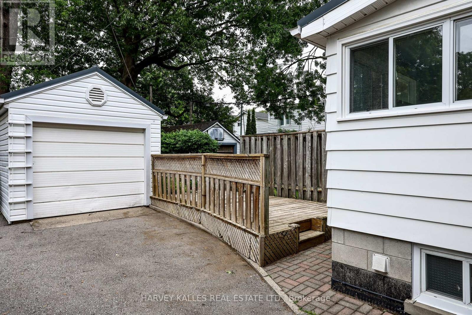 638 Milverton Boulevard, Toronto, Ontario  M4C 1X7 - Photo 15 - E13511814