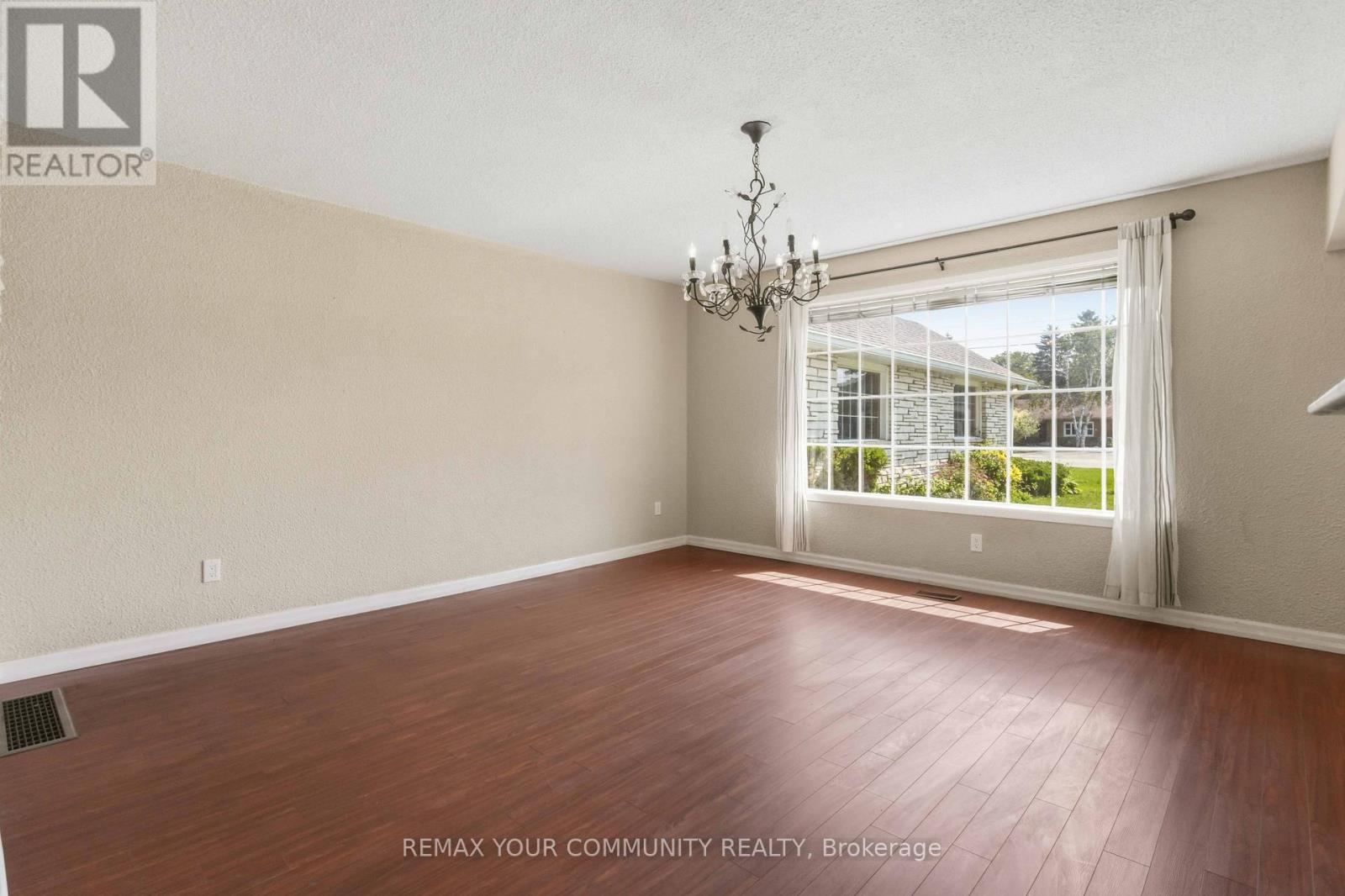 314 The Queensway S, Georgina, Ontario L4P 2B7 - Photo 11 - N13512060