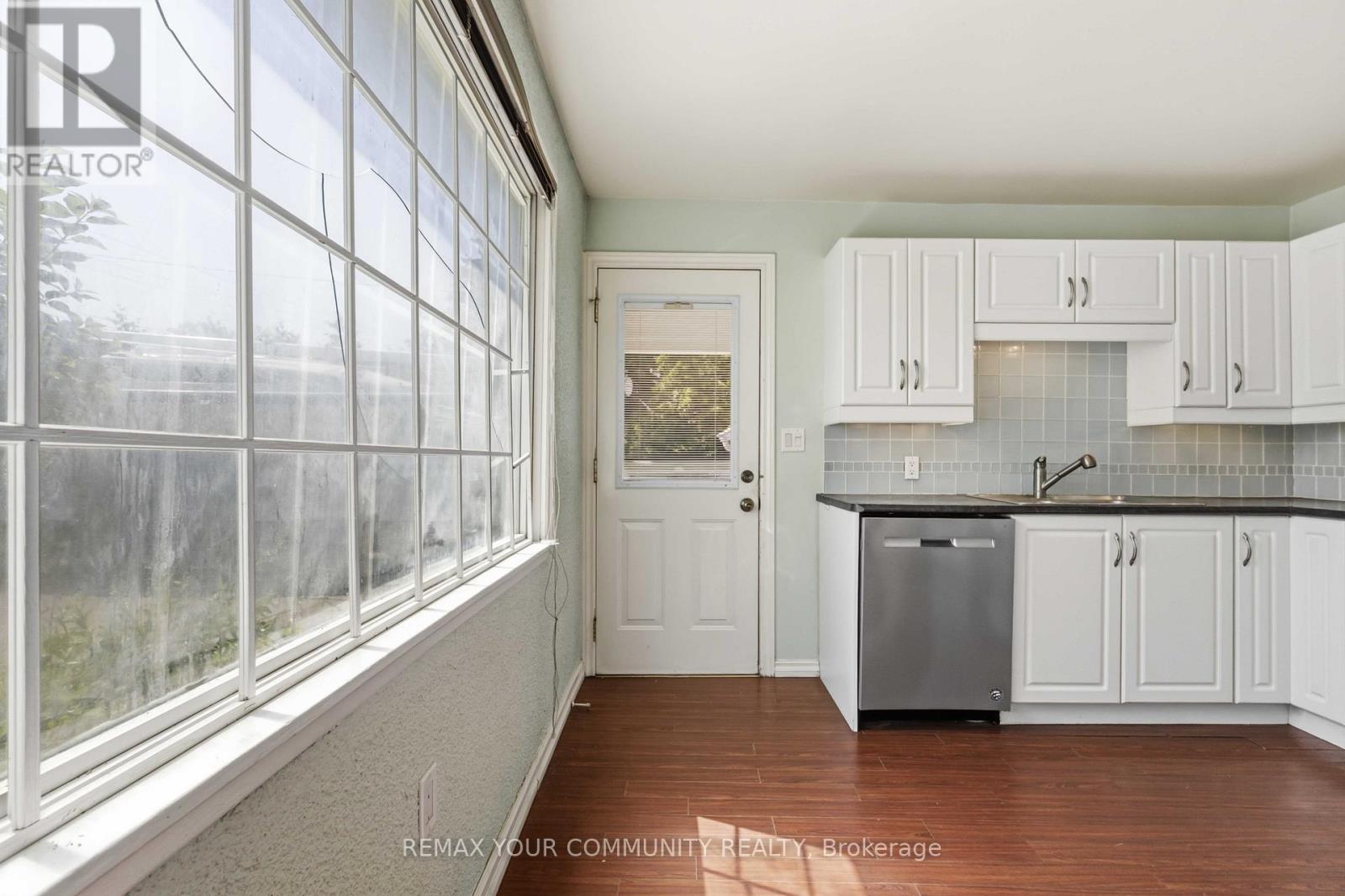 314 The Queensway S, Georgina, Ontario L4P 2B7 - Photo 6 - N13512060