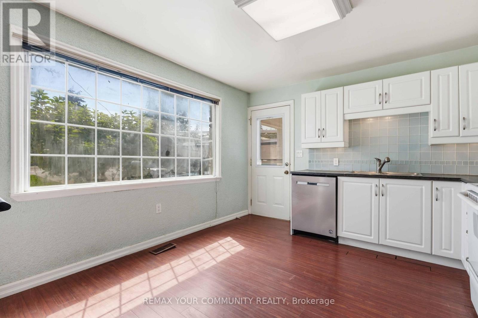 314 The Queensway S, Georgina, Ontario L4P 2B7 - Photo 7 - N13512060