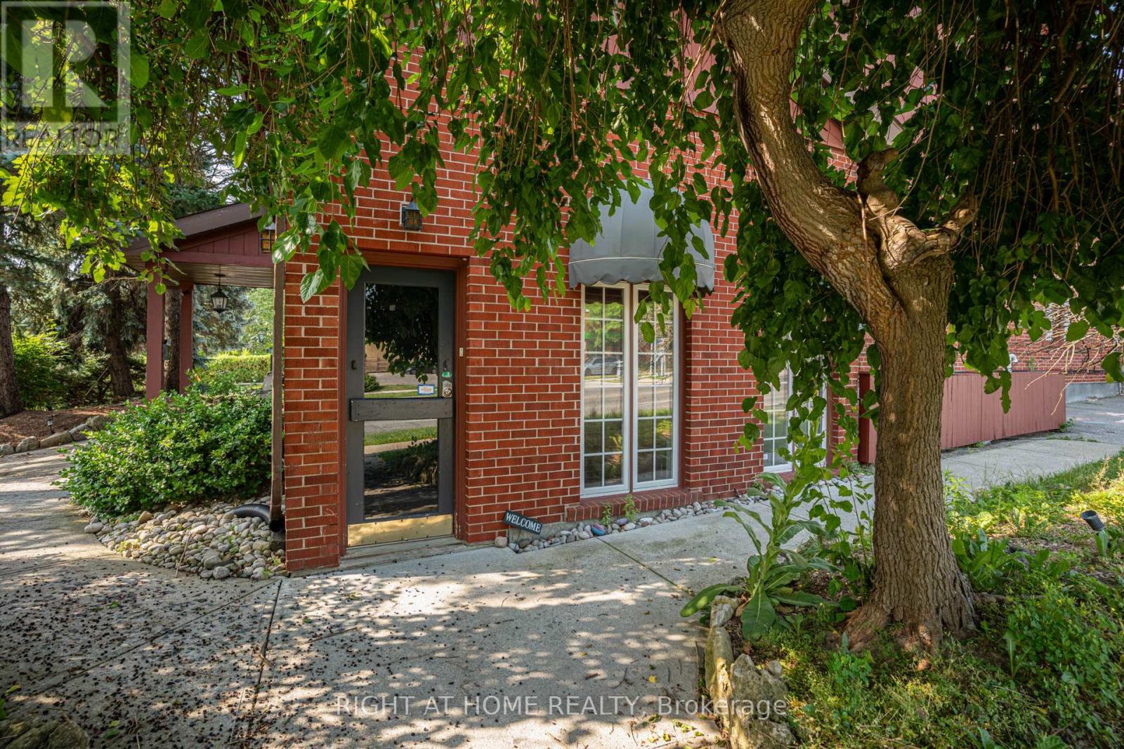 1 Rathburn Road, Toronto, Ontario M9A 3L5 - Photo 4 - W13511768