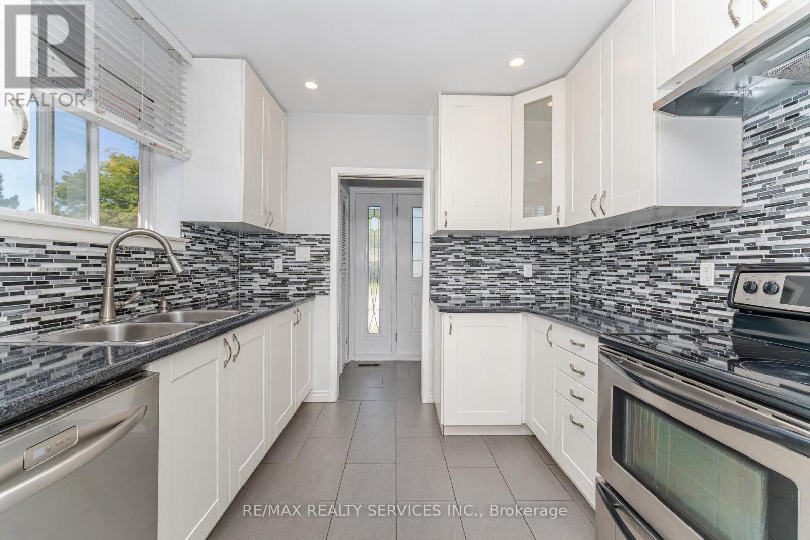 61 Avondale Boulevard, Brampton, Ontario  L6T 1H1 - Photo 13 - W13511818
