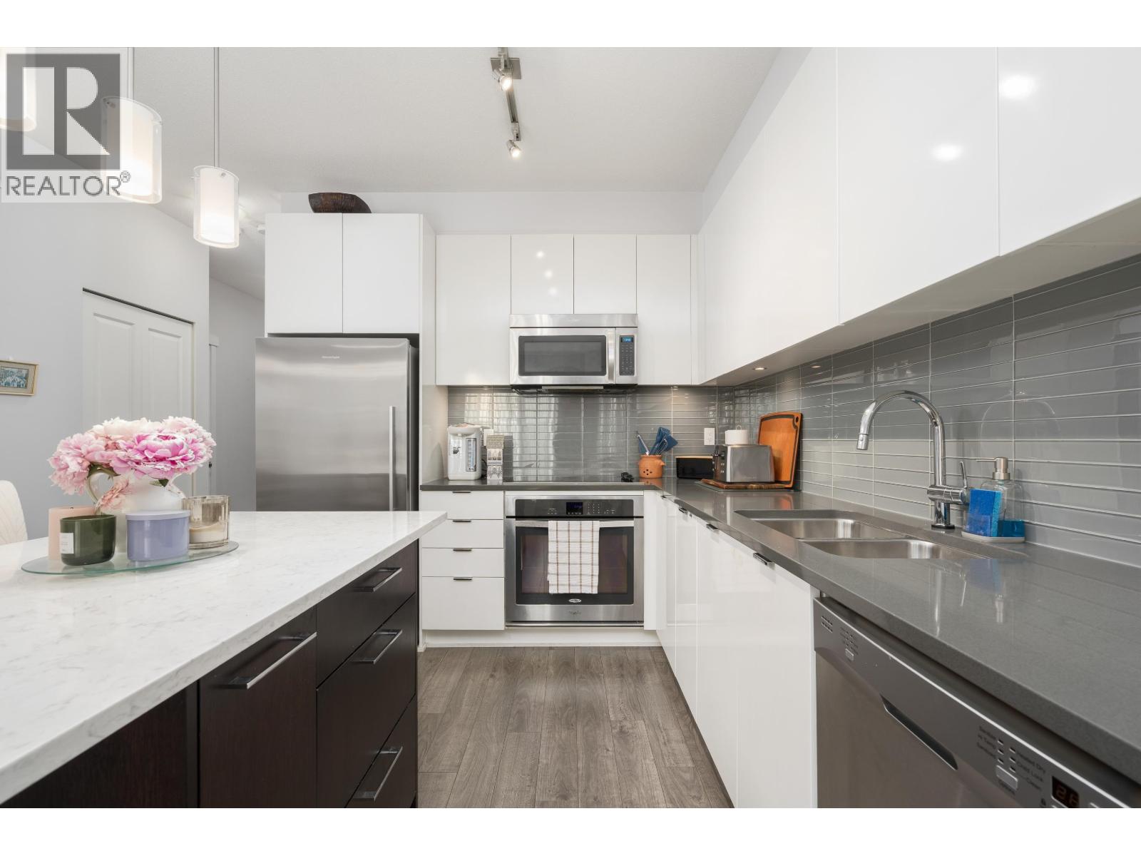 417 2665 Mountain Highway, North Vancouver, British Columbia  V7J 0A8 - Photo 2 - R3141790