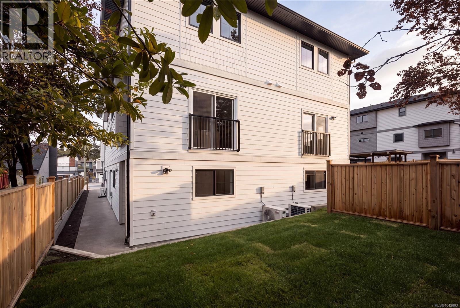 3 913 Dale St, Saanich, British Columbia  V8X 2V9 - Photo 4 - 1042003