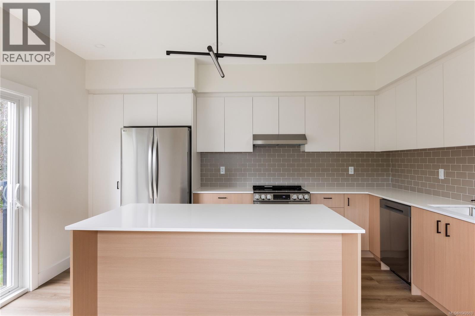 3 913 Dale St, Saanich, British Columbia  V8X 2V9 - Photo 5 - 1042003