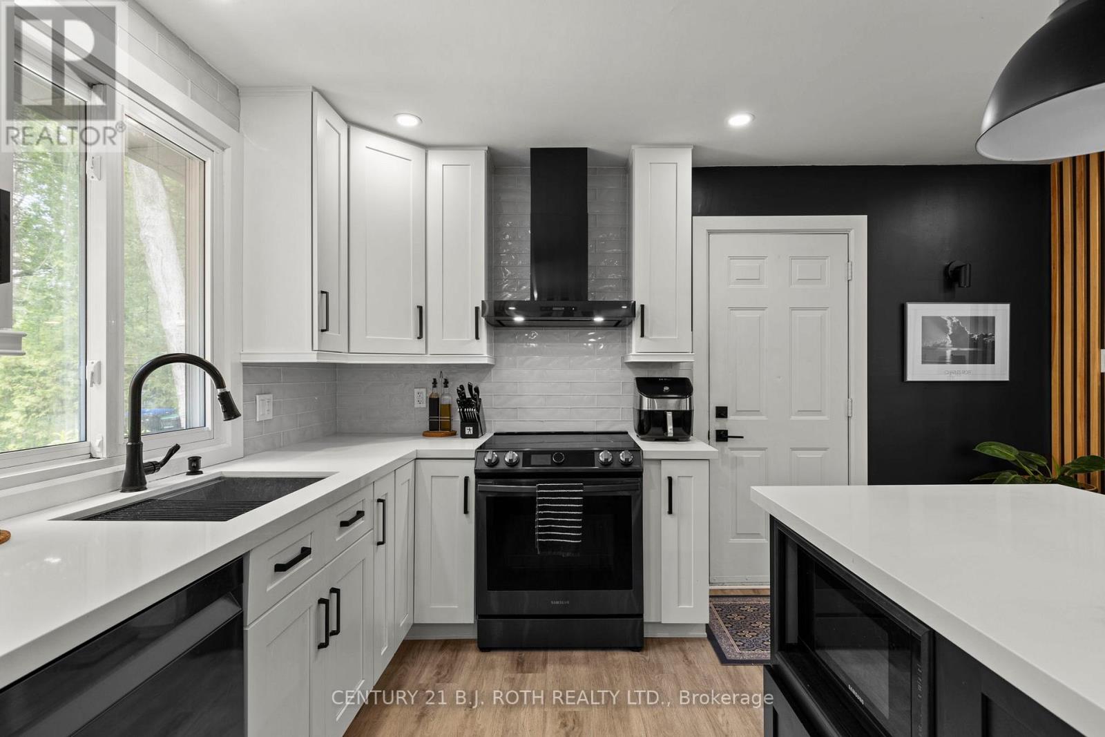 3542 Shadow Creek Road, Severn (West Shore), Ontario  L3V 0V8 - Photo 7 - S13512226