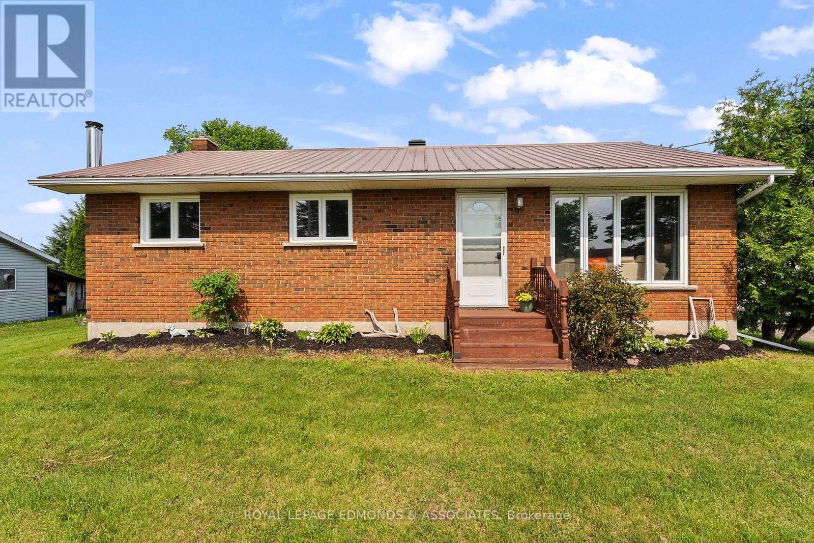 31 Carol Street, Laurentian Valley, Ontario  K8A 6W6 - Photo 2 - X13512586