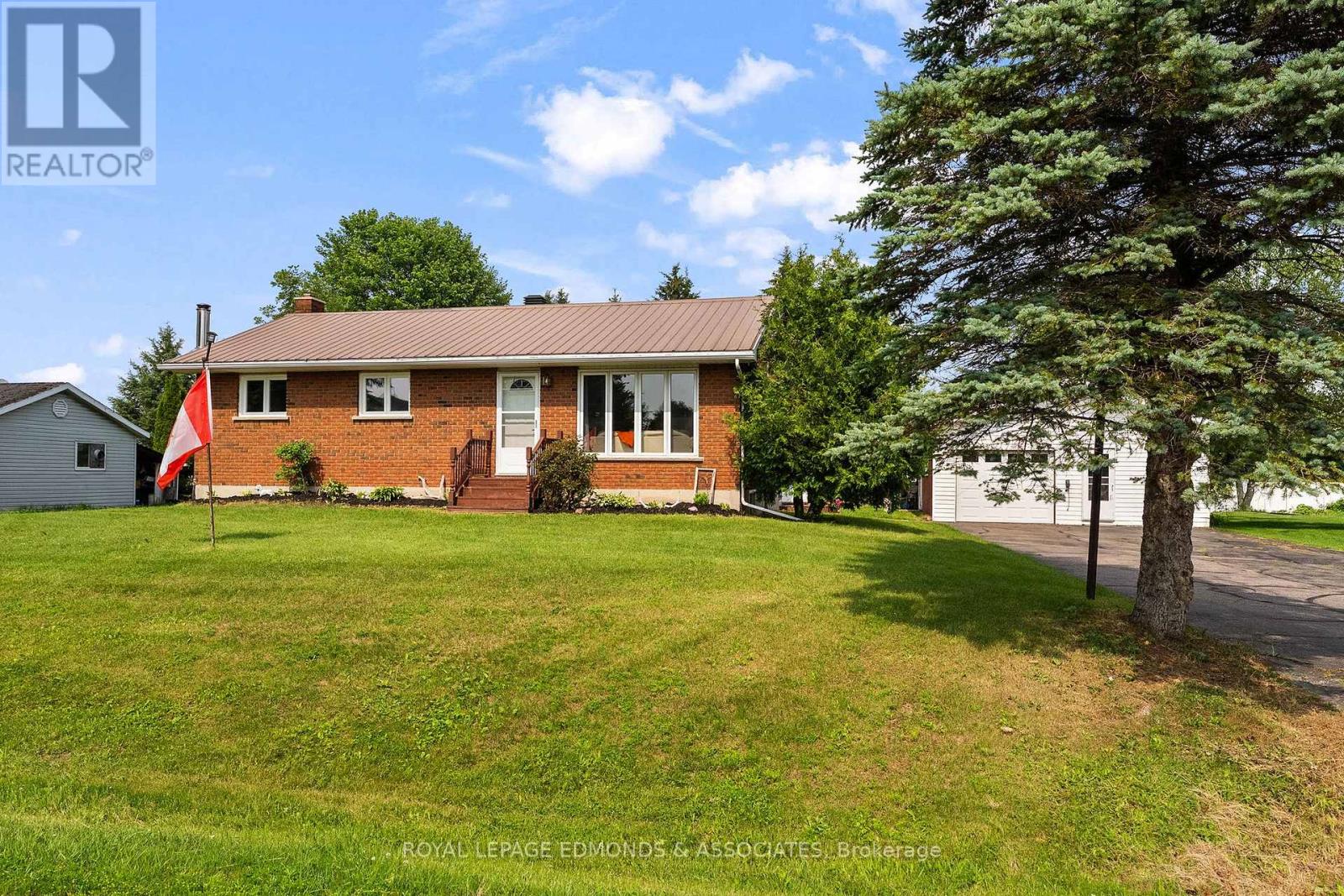 31 Carol Street, Laurentian Valley, Ontario  K8A 6W6 - Photo 3 - X13512586