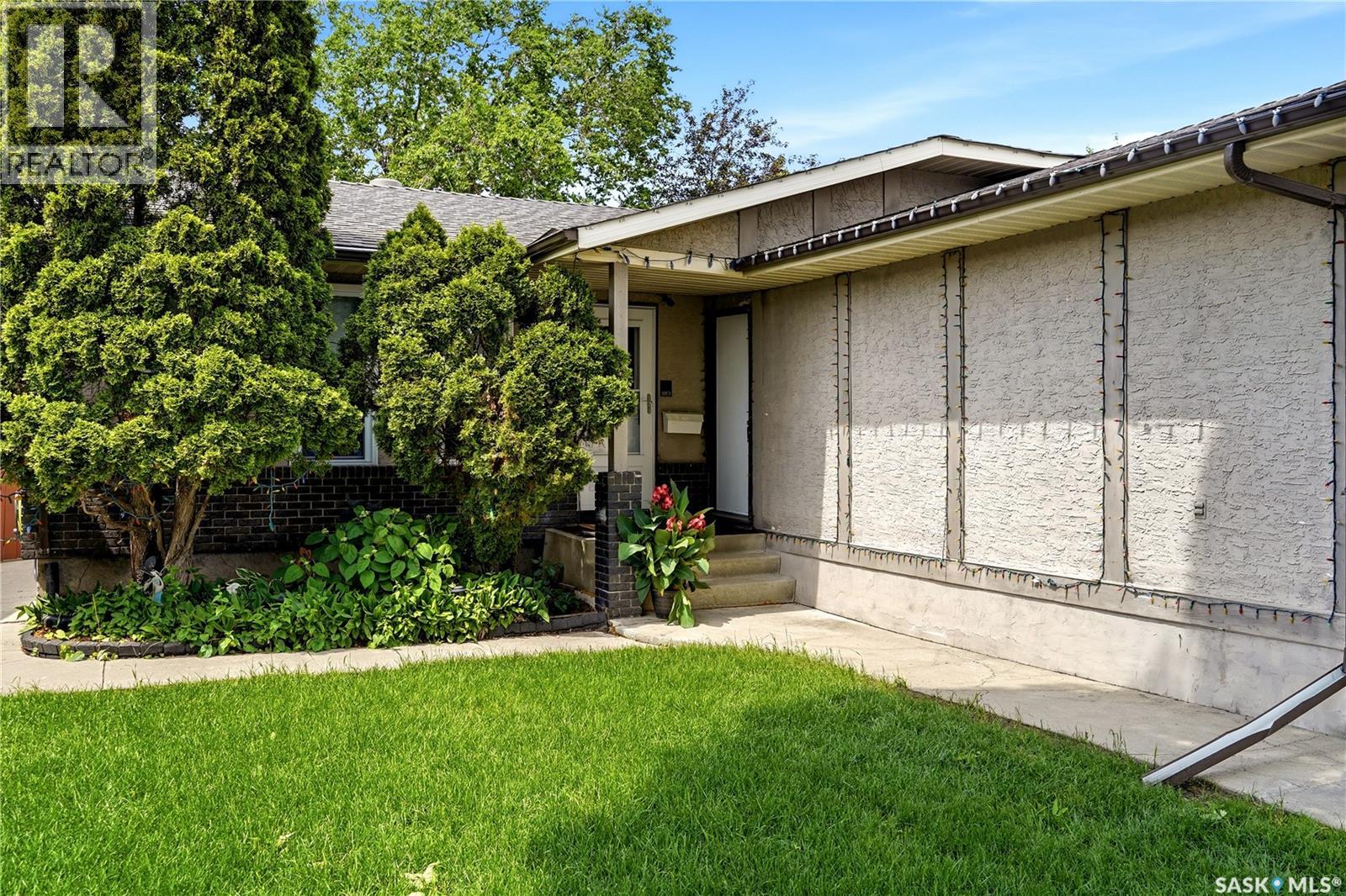 314 Howe Place, Regina, Saskatchewan  S4R 8M5 - Photo 2 - SK041007