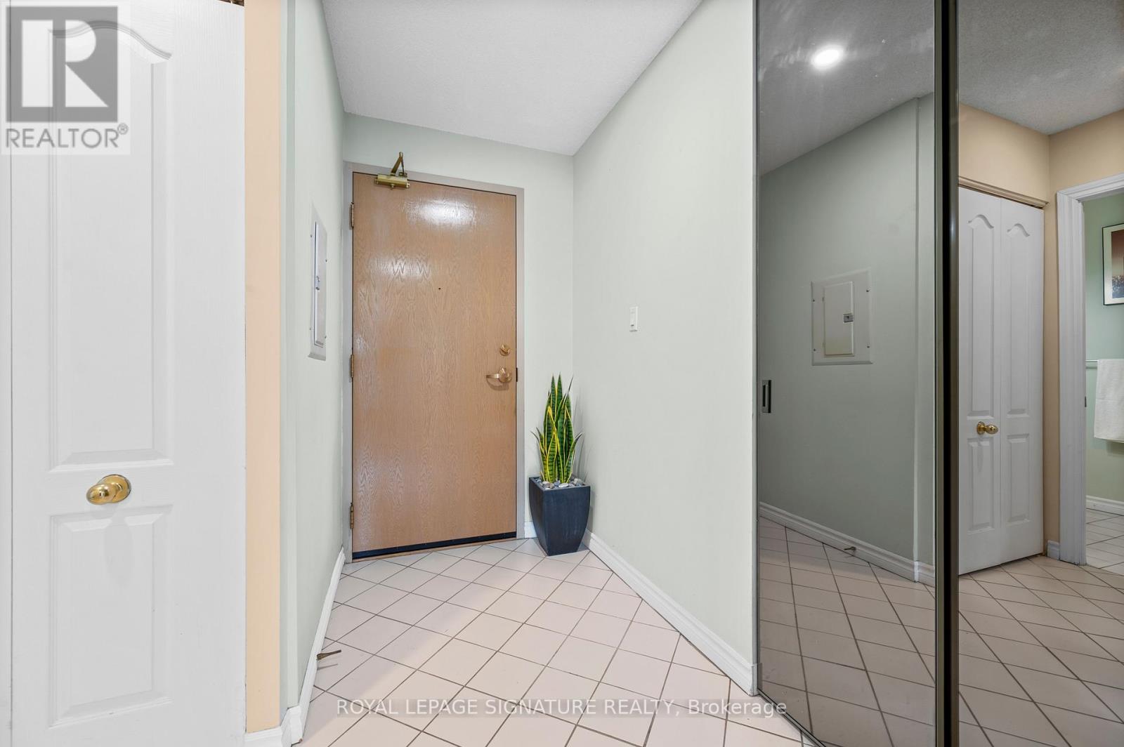 205 - 3 Dayspring Circle, Brampton, Ontario  L6P 1B7 - Photo 5 - W13512468