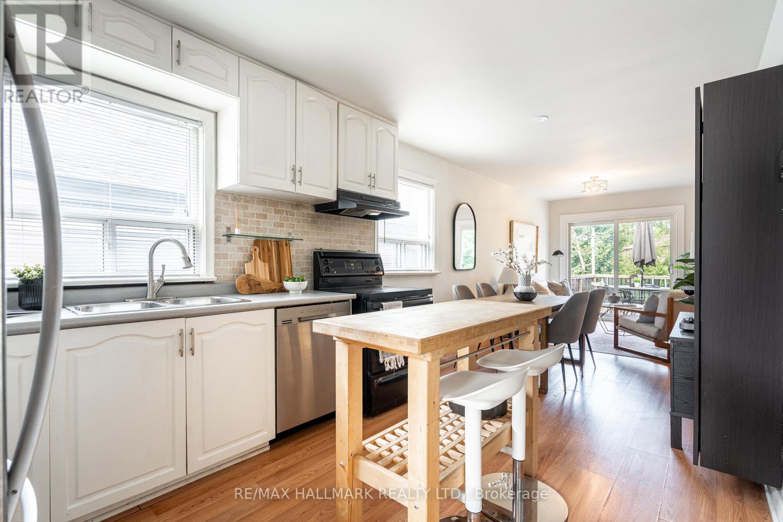 Upper - 41 Treeview Drive, Toronto, Ontario  M8W 4C1 - Photo 10 - W13512680