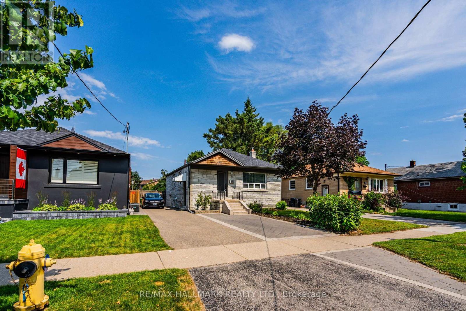 Upper - 41 Treeview Drive, Toronto, Ontario  M8W 4C1 - Photo 2 - W13512680