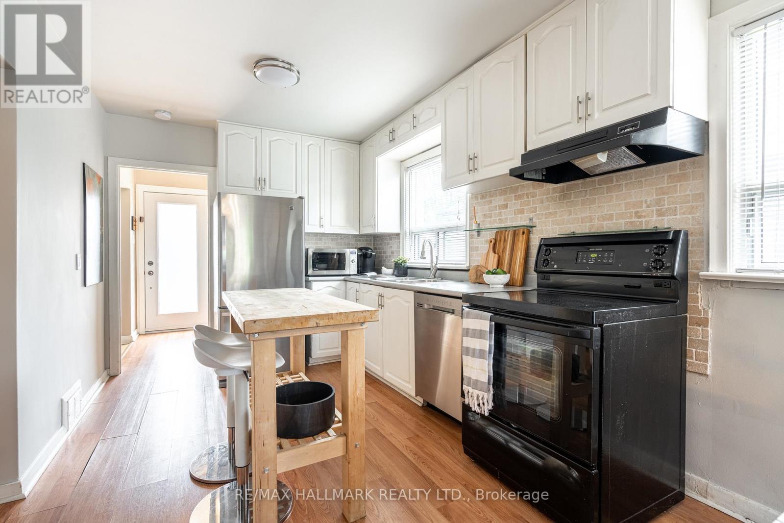 Upper - 41 Treeview Drive, Toronto, Ontario  M8W 4C1 - Photo 8 - W13512680