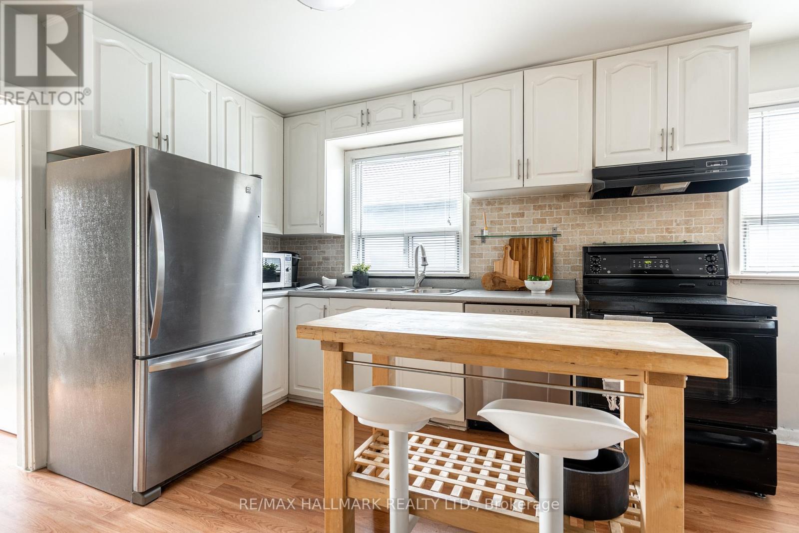Upper - 41 Treeview Drive, Toronto, Ontario  M8W 4C1 - Photo 9 - W13512680