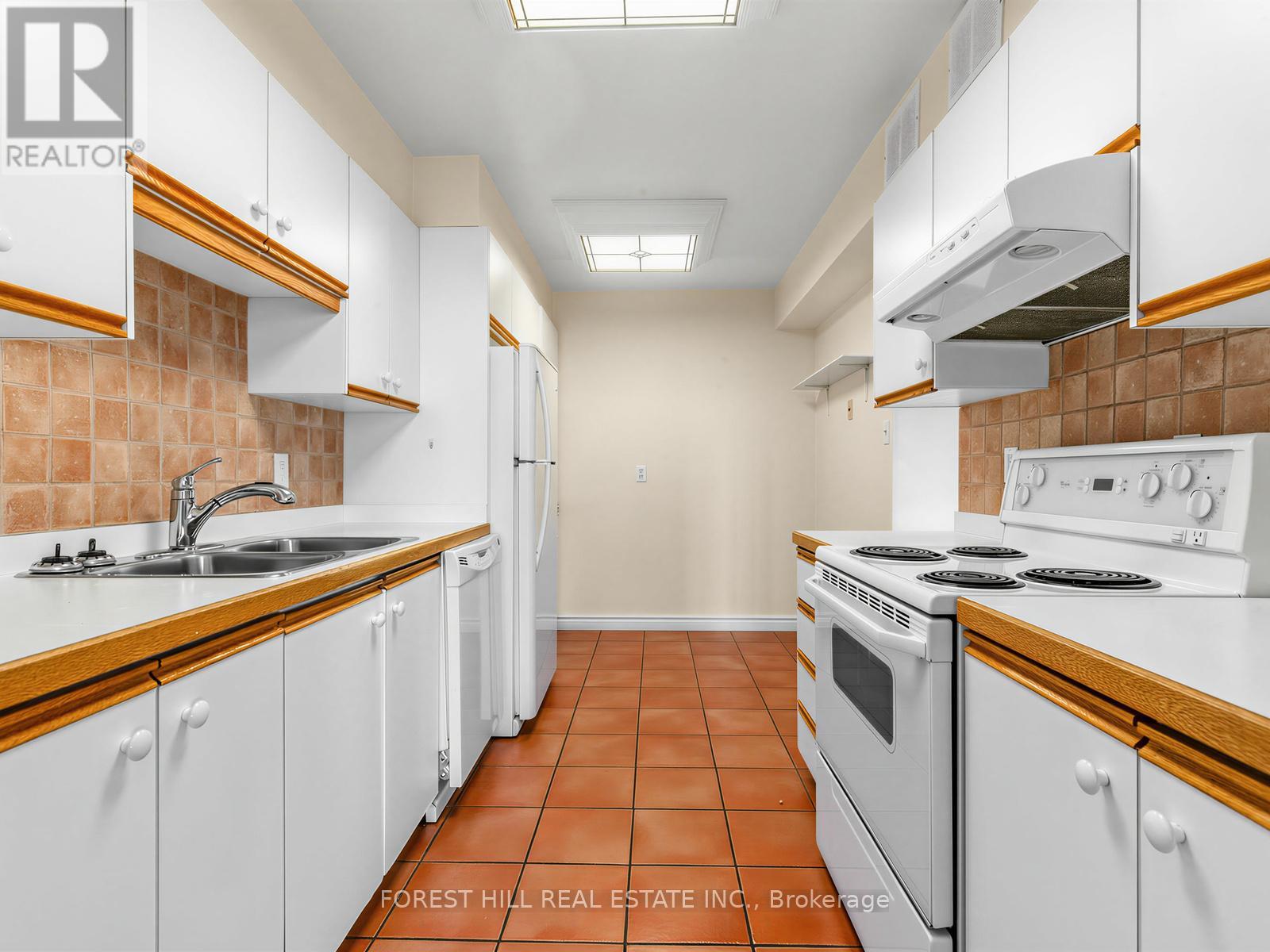2212 - 155 Marlee Avenue, Toronto, Ontario  M6B 4B5 - Photo 8 - W13512686