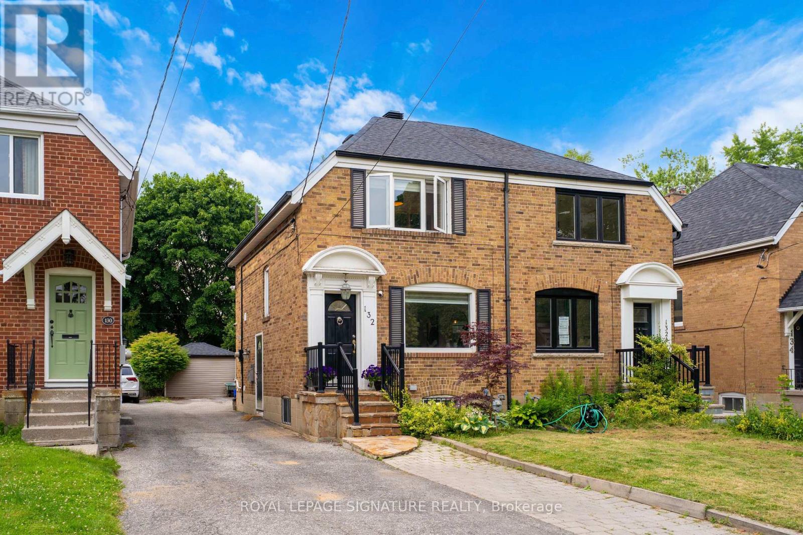 <div class="slider-price">$1,086,000</div><p>132 Glenvale Boulevard, Toronto, Ontario</p>