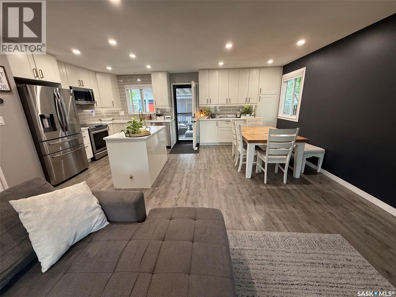34 Wessel Bay, Regina, Saskatchewan  S4R 5K7 - Photo 2 - SK041270