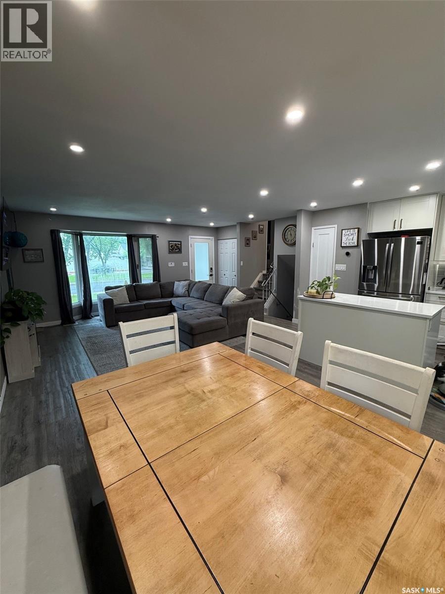34 Wessel Bay, Regina, Saskatchewan  S4R 5K7 - Photo 3 - SK041270