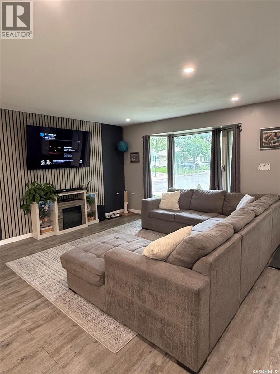 34 Wessel Bay, Regina, Saskatchewan  S4R 5K7 - Photo 4 - SK041270