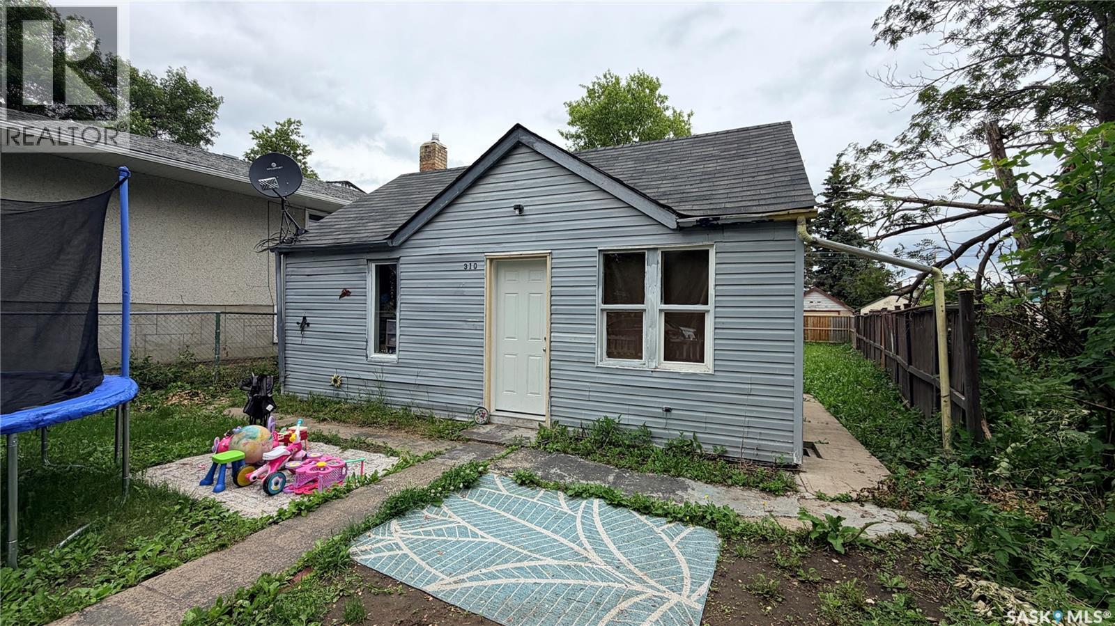 310 6th Street E, Prince Albert, Saskatchewan  S6V 0N1 - Photo 1 - SK041090