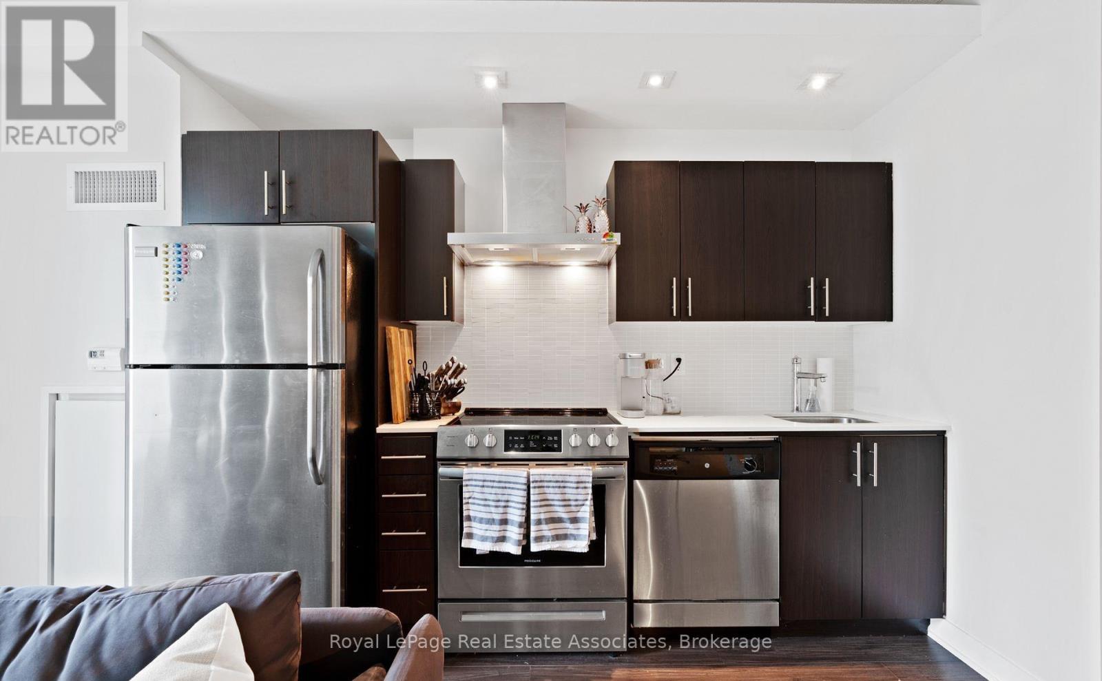 1823 - 165 Legion Road N, Toronto, Ontario  M8Y 0B3 - Photo 2 - W13512938