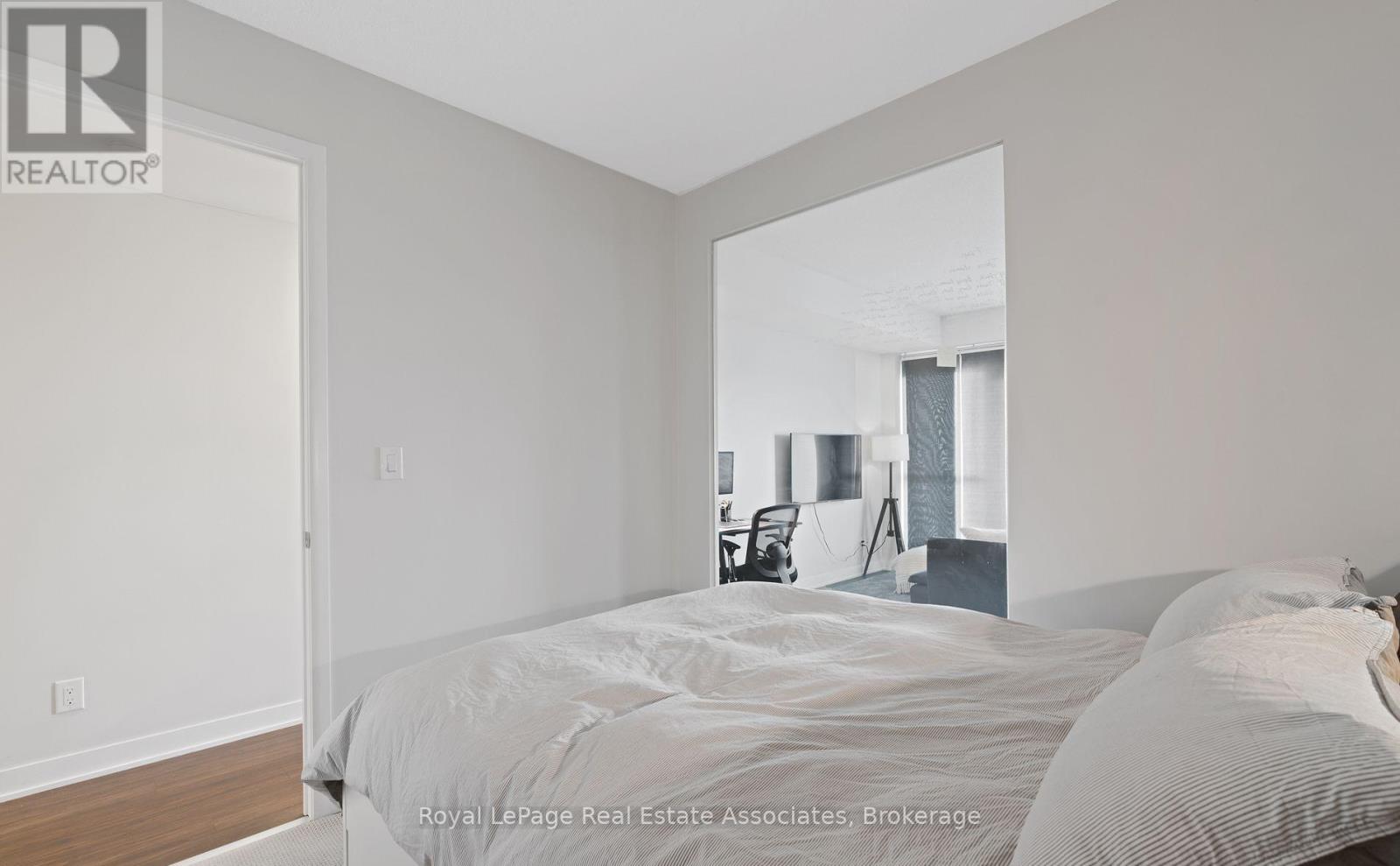 1823 - 165 Legion Road N, Toronto, Ontario  M8Y 0B3 - Photo 3 - W13512938