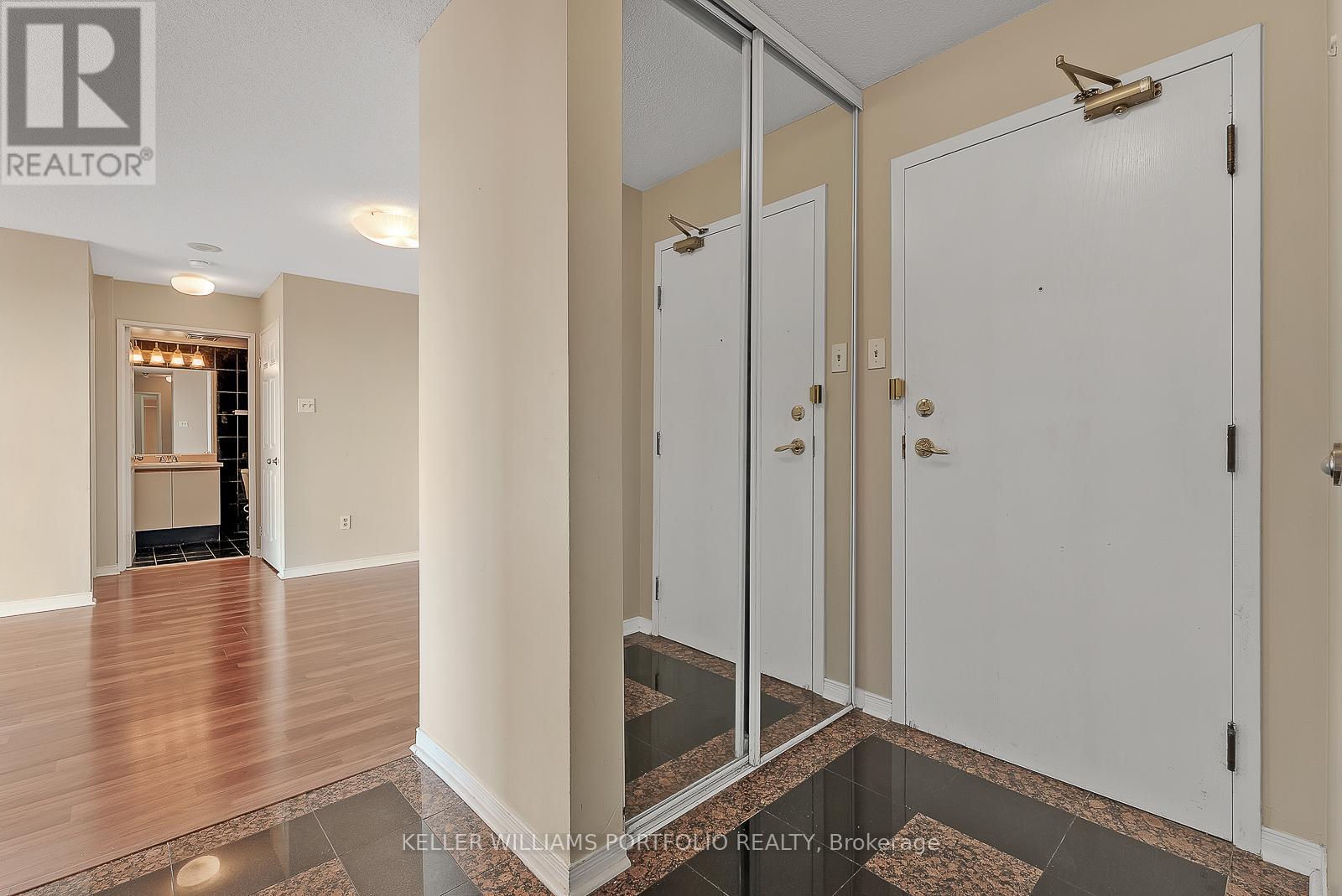 1402 - 400 Webb Drive, Mississauga, Ontario  L5B 3Z7 - Photo 2 - W13512952