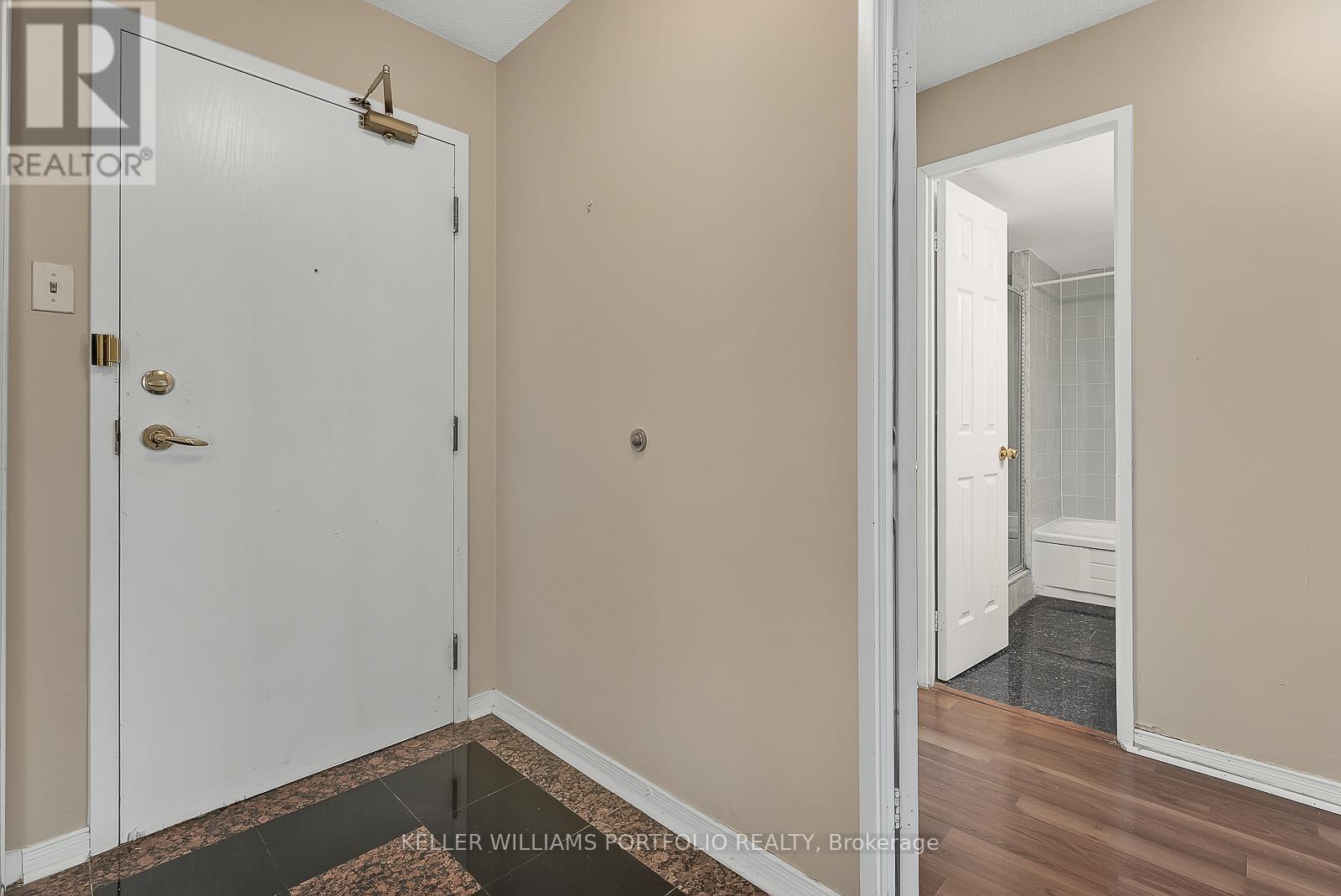 1402 - 400 Webb Drive, Mississauga, Ontario  L5B 3Z7 - Photo 3 - W13512952