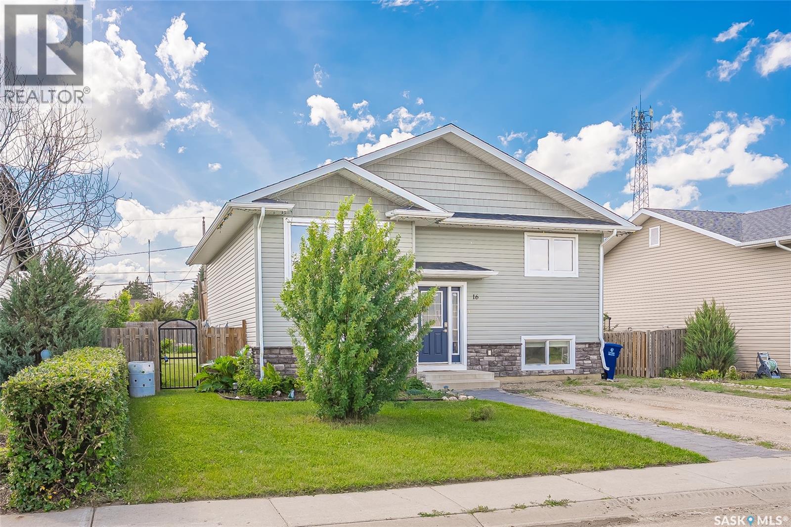 16 6th Avenue, Langham, Saskatchewan  S0K 2L0 - Photo 2 - SK041277