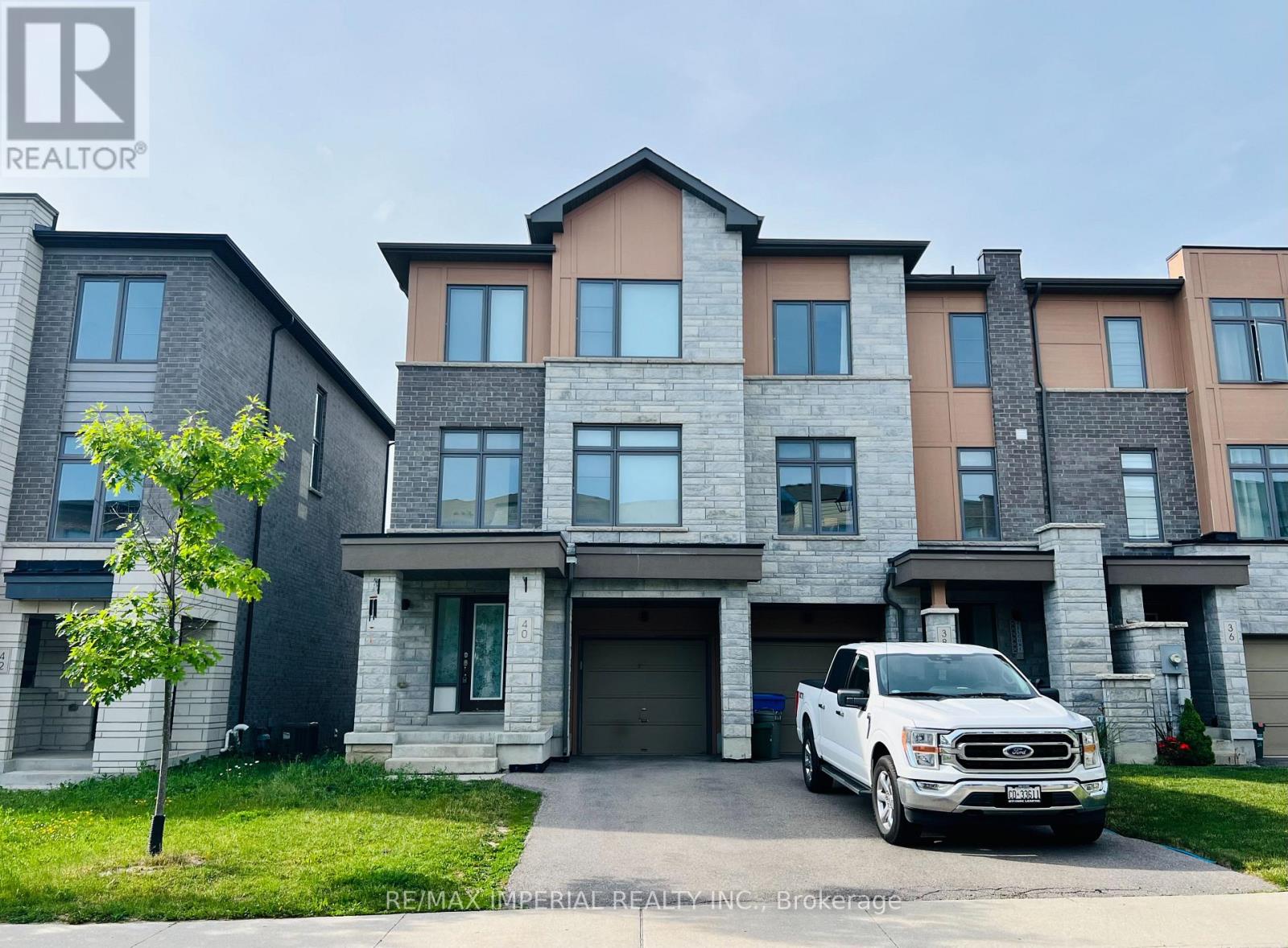 40 VANTAGE LOOP STREET, Newmarket, Ontario