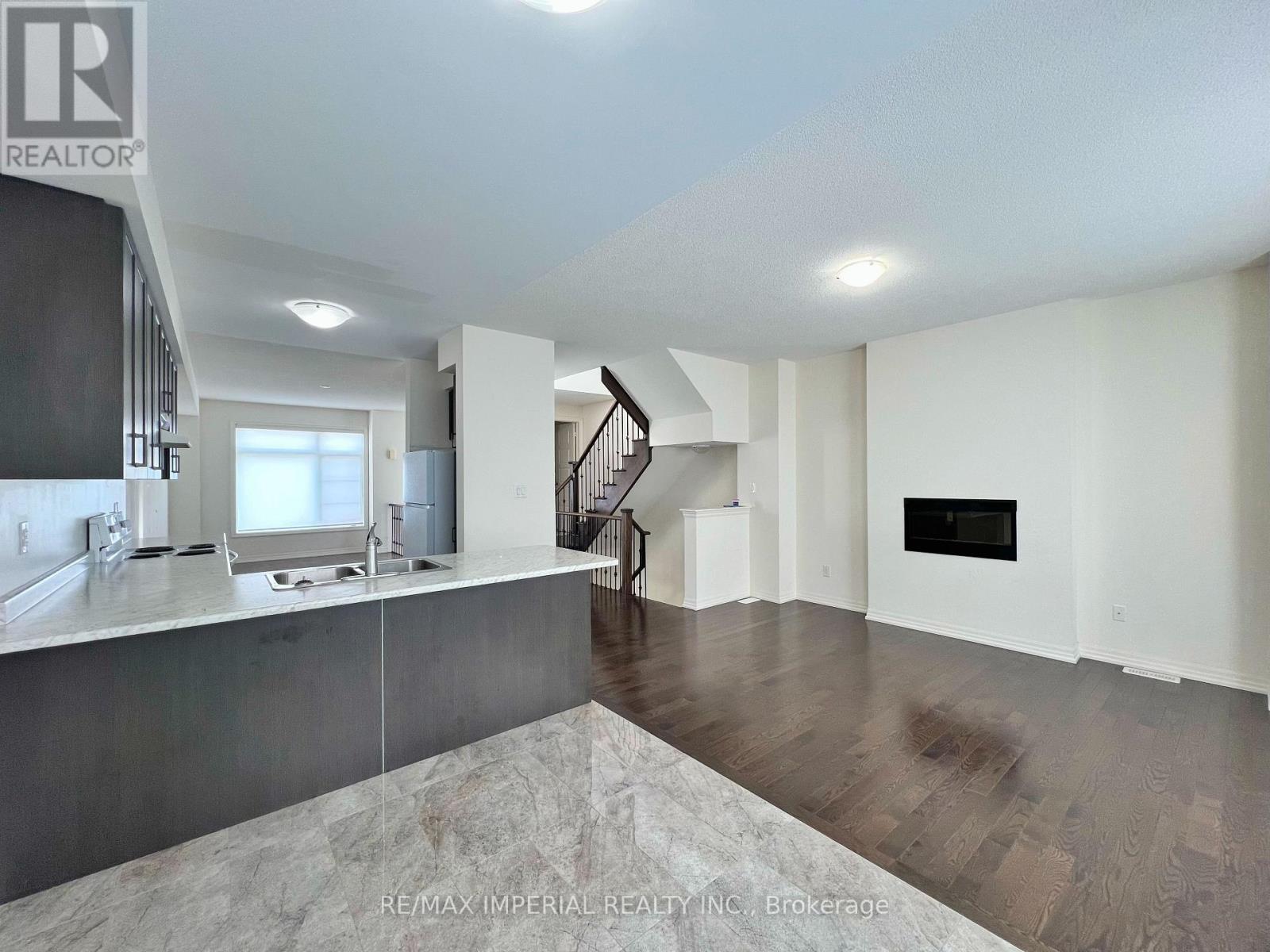 40 Vantage Loop Street, Newmarket, Ontario  L3X 0K6 - Photo 2 - N13513050
