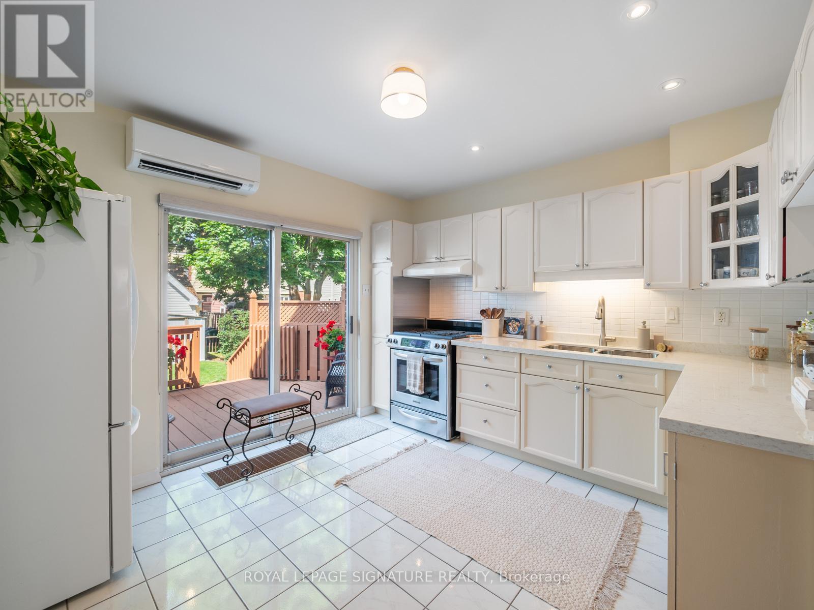 4 Kimbourne Avenue, Toronto, Ontario  M4J 4J2 - Photo 12 - E13512460