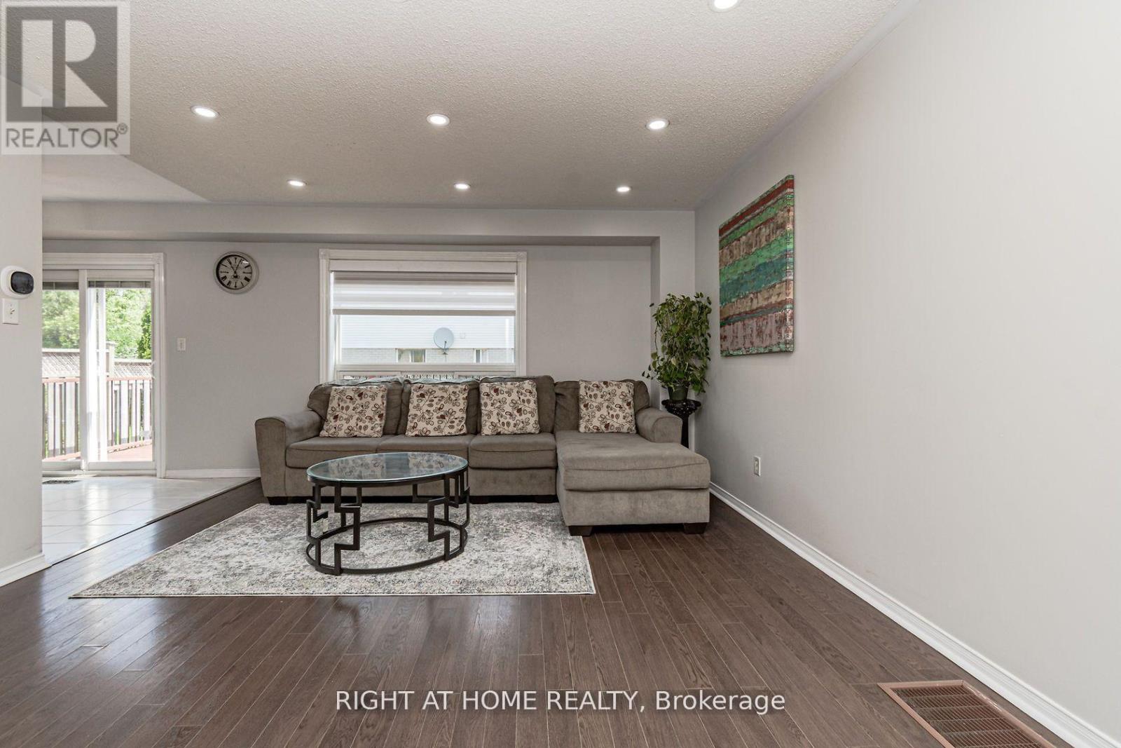 2084 WHITE DOVE CIRCLE
