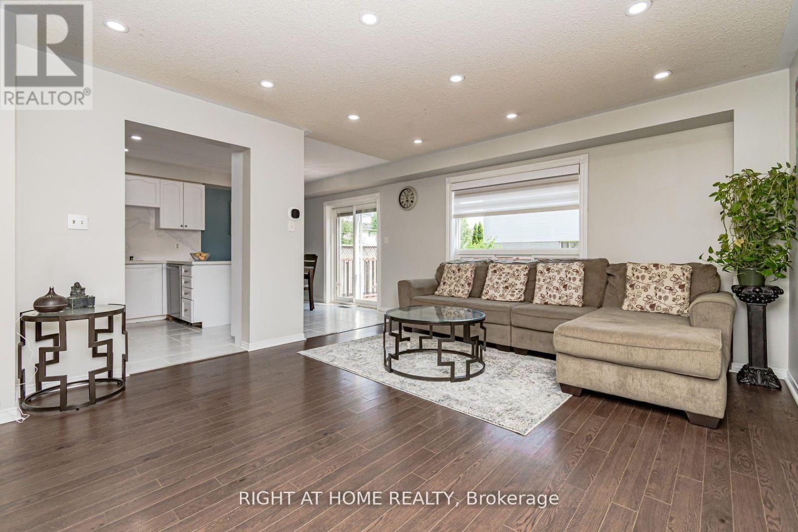 2084 White Dove Circle, Oakville, Ontario  L6M 3R6 - Photo 3 - W13513592
